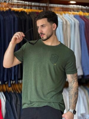 T-SHIRT LIGHT LINEN BRASÃO MC - VERDE PALMEIRA OSKLEN