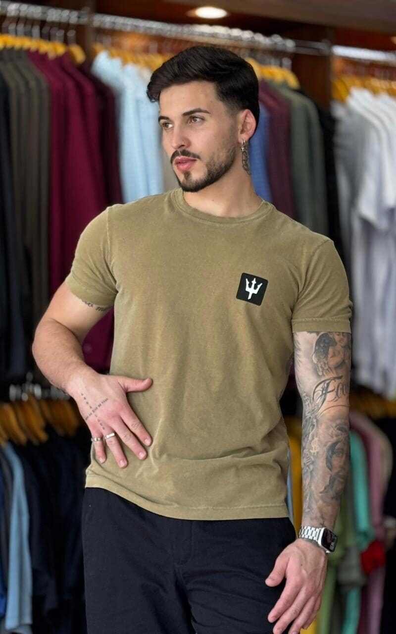 T-SHIRT STONE TRIDENT CLASSICO-MARROM CEDRO
